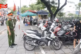 Kiên quyết xử lý vi phạm lấn chiếm vỉa hè, lòng đường quanh bệnh viện