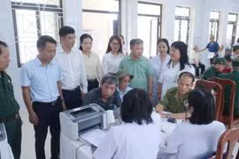 Khám bệnh, tư vấn sức khỏe và cấp phát thuốc miễn phí cho người có công với cách mạng ở Quốc Oai