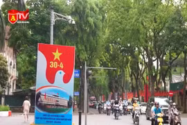 Hà Nội rực rỡ cờ hoa chào mừng Ngày Giải phóng miền Nam 30/4