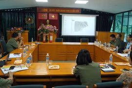 Đoàn viên Công đoàn An ninh Thủ đô thực hành kỹ năng phòng cháy, thoát nạn
