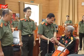 Cụm thi đua số 5 CATP Hà Nội tổ chức hành trình về địa chỉ đỏ, tri ân người có công