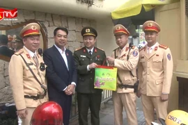 Ban Thanh niên CATP Hà Nội tặng quà, động viên lực lượng làm nhiệm vụ dịp Tết