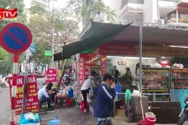 Hàng quán, xe cộ lấn chiếm vỉa hè quanh Bệnh viện Huyết học Trung ương: Cần giải pháp căn cơ