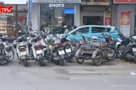 Tình trạng lấn chiếm lòng đường, vỉa hè và đỗ xe trái phép tại phố Phùng Hưng, phường Hoàn Kiếm