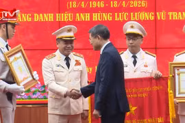 Trung tướng Nguyễn Thanh Tùng - Giám đốc CATP Hà Nội đón nhận danh hiệu Anh hùng Lực lượng vũ trang nhân dân