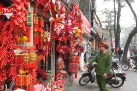 Công an phường Nghĩa Đô tăng cường xử lý vi phạm trật tự đô thị dịp cuối năm