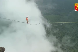 Kỷ lục nghẹt thở: Đi dây thăng bằng ở độ cao hơn 1.000m trên thác Angel