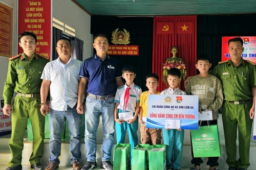 Công an xã Sơn Cẩm Hà ra mắt Mô hình “Em nuôi của Đoàn”