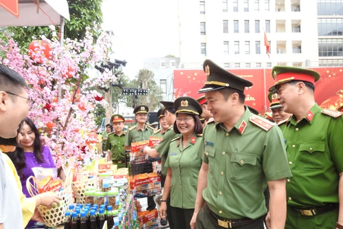 Công an TPHCM: Tổ chức lễ thượng cờ Tổ quốc, tuyên dương Đảng viên trẻ xuất sắc và khai mạc Hội xuân Bính Ngọ 2026
