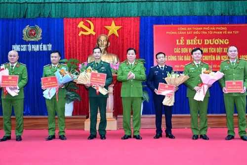 Công an thành phố Hải Phòng khen thưởng các đơn vị có thành tích đột xuất trong đấu tranh chuyên án ma tuý lớn