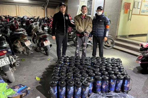 Tuần tra đêm, tổ Y5/141 phát hiện kho chứa hơn 100 bình 'khí cười'