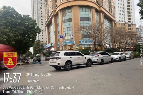 Ô tô dừng đỗ lấn chiếm lòng đường nhiều tuyến phố