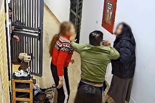 Tạm giữ hình sự người phụ nữ đánh hàng xóm tại chung cư