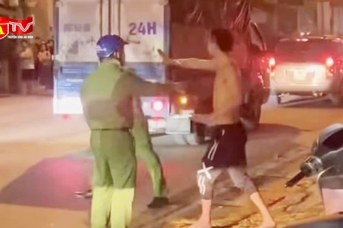 Khống chế nam thanh niên có biểu hiện 'ngáo đá', cầm dao bắt người dân quỳ lạy