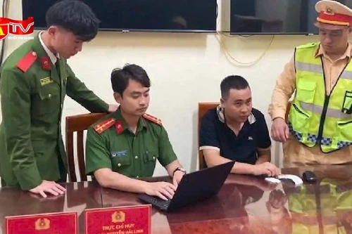 Cảnh sát rút súng khống chế tài xế xe tải "thông chốt" kiểm tra nồng độ cồn 