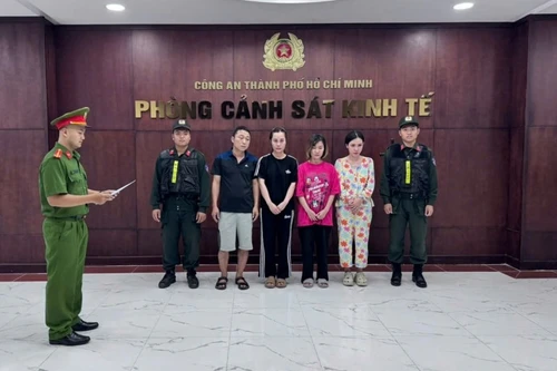 Khởi tố 4 đối tượng bán ra thị trường hơn 10.000 chai nước hoa giả