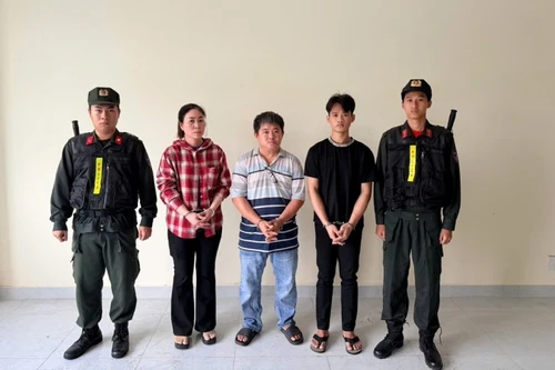 Bắt giam chủ cơ sở cùng nhân viên sản xuất 800 tấn mì trộn hóa chất