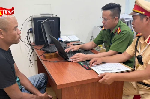 Tạm giữ đối tượng lái xe ô tô gây náo loạn