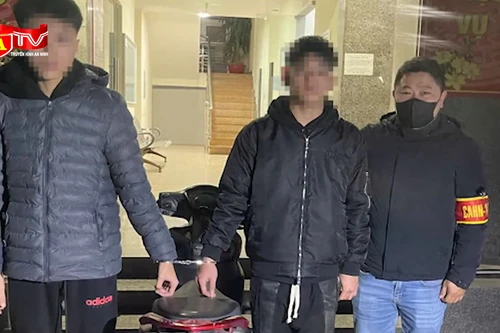 Tạm giữ hai đối tượng ném vỏ chai bia vào nhà đối thủ