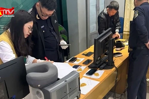 Thu giữ 186 lượng vàng vận chuyển qua sân bay