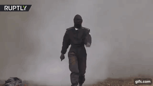 Kolesnikova đi bộ qua bãi mìn bị kích nổ