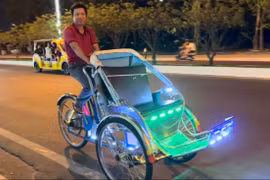 Bất ngờ với dàn xích lô ‘siêu tốc’ rực sáng phố biển Nha Trang