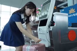 Khách bay quốc tế có thể tự làm thủ tục gửi hành lý tại sân bay Nội Bài 