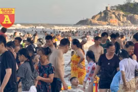 Biển Sầm Sơn ‘vỡ trận’ du khách trong những ngày nắng nóng đỉnh điểm