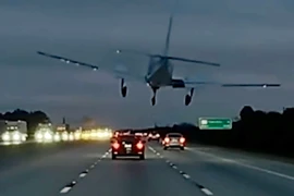 Khoảnh khắc máy bay lao xuống đường cao tốc, đâm trúng ôtô 