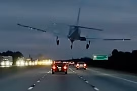 Khoảnh khắc máy bay lao xuống đường cao tốc, đâm trúng ôtô 