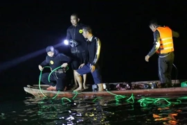 Nỗ lực xuyên đêm tìm kiếm các nạn nhân mất tích vụ chìm tàu chở khách ở hồ Thác Bà