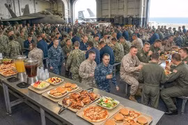 Thủy thủ Mỹ phải... tự trả tiền ăn ngay cả trong các đợt triển khai chiến đấu