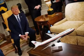 Sau 60 năm, tất cả chuyên cơ Air Force One sẽ được Tổng thống Donald Trump cho sơn màu mới