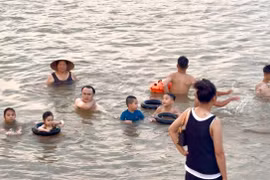 Chen chân xuống sông Hồng tránh nóng: Cuộc vui mùa hè tiềm ẩn hiểm họa khó lường