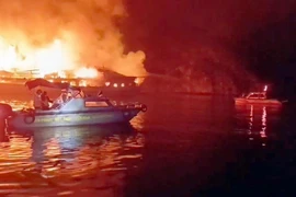 Khống chế đám cháy tàu trên vịnh Hạ Long