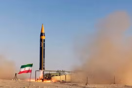 Iran đã phóng hàng chục tên lửa đạn đạo đáp trả về phía Israel