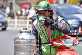 Nắng nóng cực điểm bao trùm Hà Nội: Không khí như rang, phố phường bỏng rát