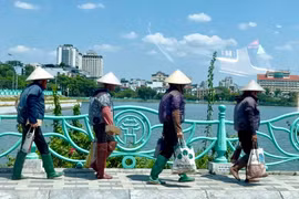 Ra đường như bước vào lò than, người Hà Nội quay quắt giữa nắng nóng cực hạn