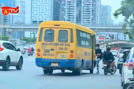 Hà Nội tăng cường xử lý xe đón, trả khách sai quy định 