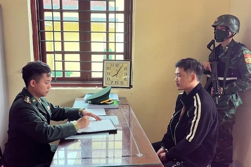 Bắt nhóm đối tượng vận chuyển trái phép tiền tệ