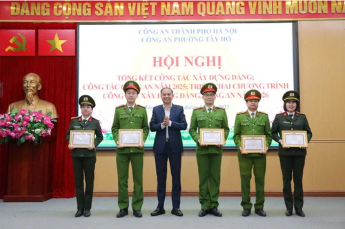 Khen thưởng tập thể, cá nhân Công an phường Tây Hồ có thành tích xuất sắc
