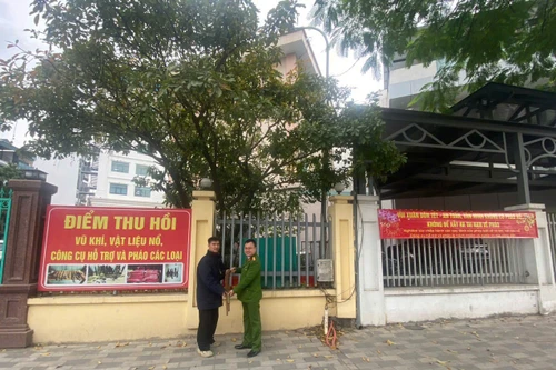 Công an phường Tây Hồ tích cực vận động nhân dân giao nộp vũ khí, vật liệu nổ 
