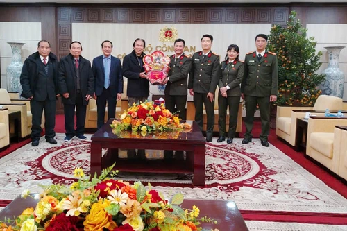 Công an Hà Nội luôn trân trọng những đóng góp tâm huyết của CLB Thăng Long