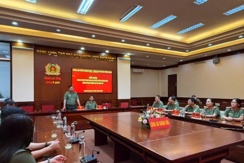 Công an Thủ đô san sẻ khó khăn với cán bộ, chiến sỹ Công an và bà con bị ảnh hưởng mưa lũ ở tỉnh Khánh Hòa