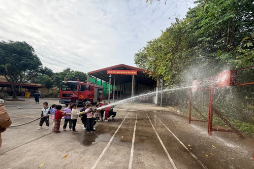 Tuyên truyền, trải nghiệm, chữa cháy, cứu nạn, cứu hộ cho cô giáo và học sinh nhóm mầm non