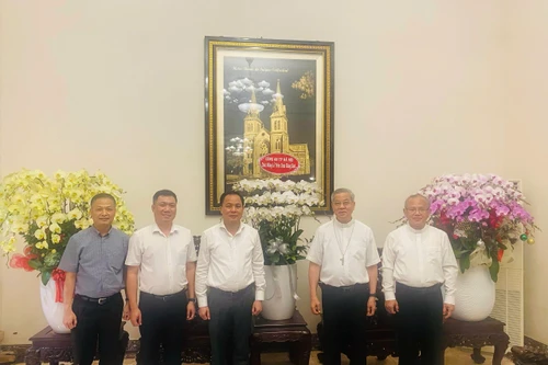 Công an Hà Nội chúc mừng Tòa Tổng Giám mục Tổng giáo phận thành phố Hồ Chí Minh và Tỉnh Dòng Chúa Cứu thế Việt Nam dịp Lễ Giáng sinh 2025