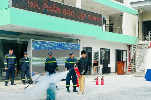 Trải nghiệm thực hành chữa cháy và cứu nạn, cứu hộ tại học đường