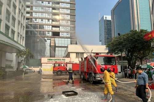 Diễn tập phương án chữa cháy và tìm kiếm cứu nạn tại Phòng khám Đa khoa quốc tế Thu Cúc