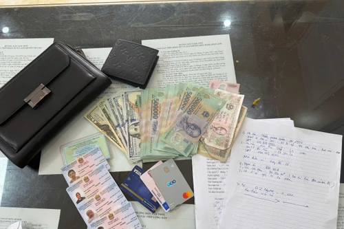 Công an phường Tây Hồ trao trả tài sản cho du khách nước ngoài