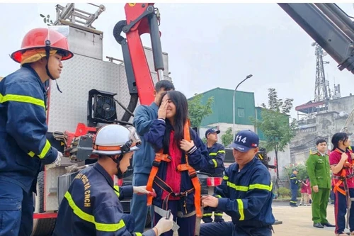 Các học sinh trải nghiệm thoát nạn trong môi trường khói, khí phức tạp